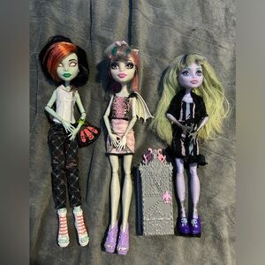 Almost complete monster high dolls bundle
